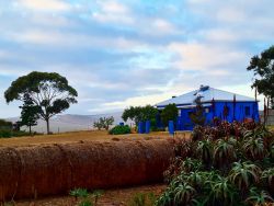 Die Blouhuis Farmstay with a hot tub, Chalets Verblyf in Swellendam