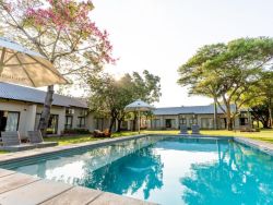 Hamiltons Lodge & Restaurant, Gastenhuizen Accommodatie in Malelane