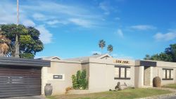 Log Inn Guest House in Stirling, Cottages / Chalets Accommodation in East London