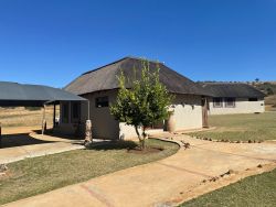 Newburg Lodge and Luxury Bush Tents, Huisjes / Chalets Accommodatie in Bela Bela