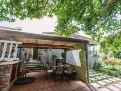 Parrot Peek Inn, Gastehuise Verblyf in Beacon Bay