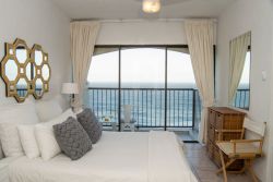 Main bedroom with sea view, 1002 Bermudas
