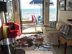 The Beachside Penthouse lounge has comfy couches, an open plan full kitchen (no oven) and diner counter with luxury finishes like technistone tops. Decorated with genuine safari treasures this is an adventure for local and international guests. 