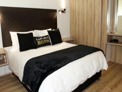Comfortable Queen sized bed.