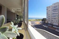 Great Views of the Promenade and Ocean.