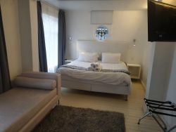 Main king size bedroom 2 bed unit no 4