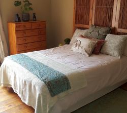 Bedroom 1 (Queen-sized bed)