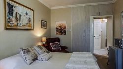 DOUBLE EN-SUITE ROOM.

This room has it's own private entrance with garden view and an en-suite bathroom.