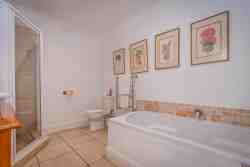 King room ensuite bathroom