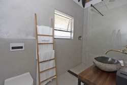 Zebra deLuxe King room, bathroom