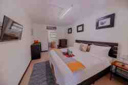 Remington Villa - Bedroom 2 Ensuite. - Lie in bed and watch one of your favourite Netflix movies 