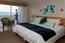 King/Twin Room (Converted to 2 single or one king bed)

4 Rooms