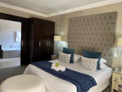 Baby Tjoklits- Honey moon suite with lounge area