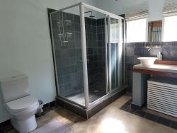 Deluxe 2-Bedroom Aloe Arbour Cottage 2