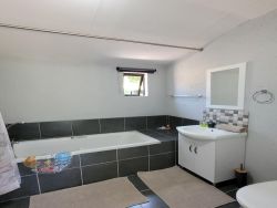 Classic 2-Bedroom Aloe Arbour Cottage 3