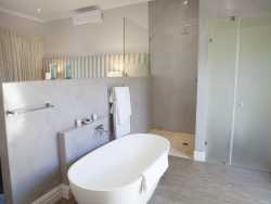 Deluxe Room Bathroom