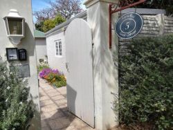 AppleBee Guest Cottages Hare street entrance