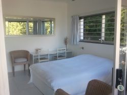 Queen size bed
