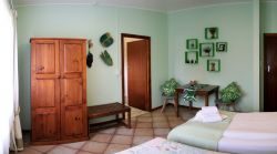 Leaves (Part of Family Unit, Twin en-suite)