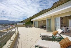The 2nd lounge flows onto a generous sun deck where you can suntan or braai (barbecue) while overlooking the sea.