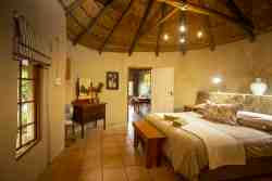 Thunzi Cottage (No:2) King Bed en-suite bathrom(bath)