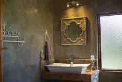 En-suite bathroom(his&her shower) en-suite