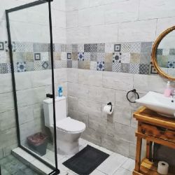 Room 3 en suite bathroom with Shower