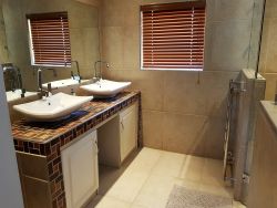 Master bedroom en suite