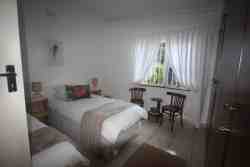 Bedroom with 2 single beds