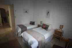 Bedroom with 2 single beds