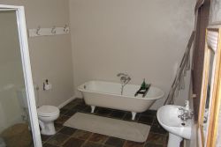 Full ensuite bathroom for main bedroom.