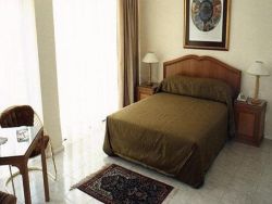 Standard Queen Room 