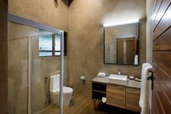 Buckler's Deluxe Bathroom