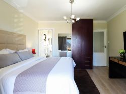 Comfy King Room