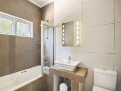 Laguna- Bathroom