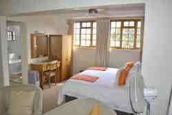 WORCESTER 204 COTSWOLD  HOUSED LUXURY ROOM KING OR TWIN BEDS