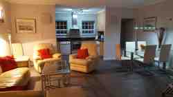 Cottage Cabernet - Lounge and open-plan Kitchen