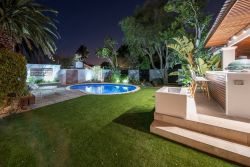 Cottage Sauvignon - Garden illuminated at Night