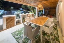 Cottage Sauvignon - Veranda with Outdoor Kitchen and Dining Table