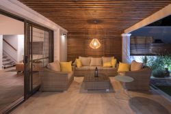 Cottage Sauvignon - Veranda with convenient Living Room Suite