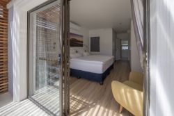 Cottage Sauvignon - Main Bedroom / Access from Veranda