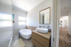 Cottage Sauvignon - Second Bathroom