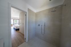 Cottage Sauvignon - Main Bathroom