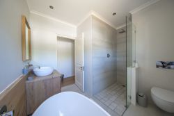 Cottage Sauvignon - Second Bathroom