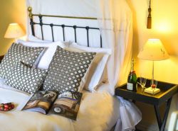 Room Sandy Esau
Queen size bed en-suite Victorian bath
