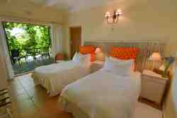 Room !Khwa ttu
Twin beds or king size bed en-suite bath