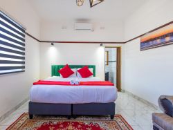 Deluxe King Room 5