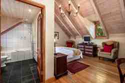 Old Oak Room Bathroom