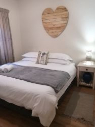Unit 4 - CLIVIA - 2 single beds can be changed to King size bed