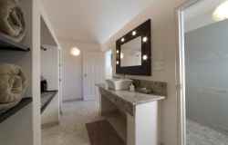 Desert Camp Unit en suite bathroom